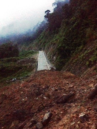 Một trong ba điểm sạt lở trên đường Đông Trường Sơn.