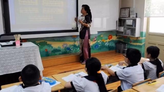 Thời gian gần đây, học sinh tiểu học được làm quen các trang thiết bị số trong giờ học.