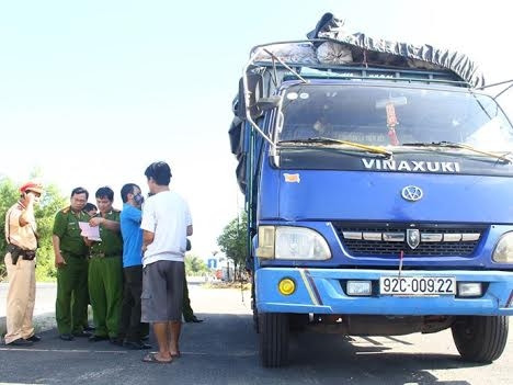 Phát hiện xe tải chở xương động vật hôi thối.