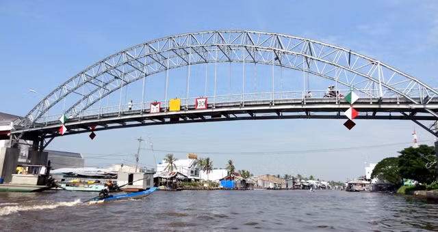 Cầu Thứ Mười Một nối trung tâm huyện An Minh với thị trấn Thứ Mười Một và xã Vân Khánh. Ảnh: MAI ĐẤU 