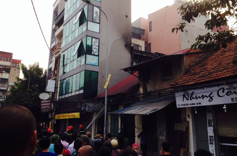 Các lực lượng chữa cháy phun nước vào mặt trước căn nhà.