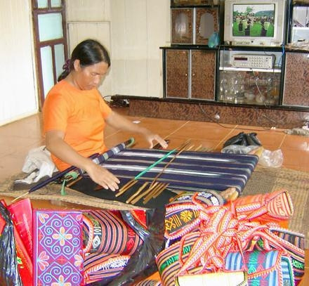 Người dân ở buôn B'Nơh C tranh thủ dệt thổ cẩm trong mùa nông nhàn.