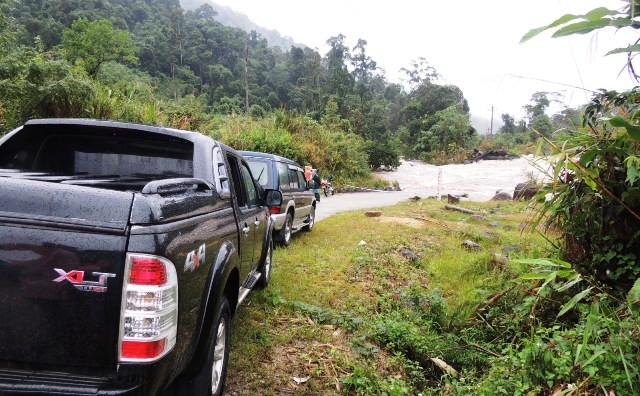 Nước lớn từ thượng nguồn đổ về gây ngập tỉnh lộ 676 ( Kon Tum) chia cắt hai xã Đăk Đring và Đăk Nên huyện Kon Plông (tỉnh Kon Tum).