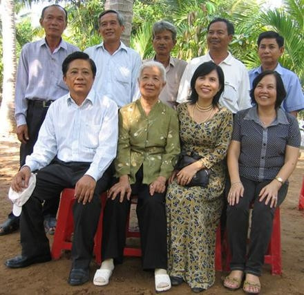 Anh hùng Phan Thị Ngọc Tươi (thứ hai, từ phải sang) bên đồng đội cũ của mình.