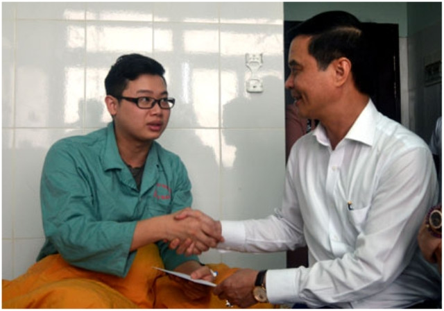 Lãnh đạo UBND tỉnh Yên Bái thăm, động viên bác sĩ bị hành hung.