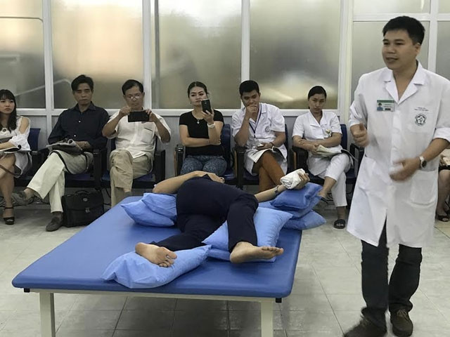 Một khóa tào tạo về PHCN cho người nhà người bệnh vừa được triển khai tại Bệnh viện Bạch Mai.