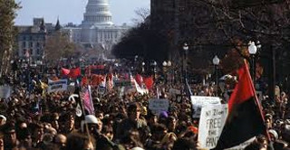Ngày 15-11-1969, hơn 500 nghìn người đã tràn xuống đường phố Oa-sinh-tơn D.C biểu tình phản đối chiến tranh Việt Nam, trở thành một trong những cuộc biểu tình chống chiến tranh lớn nhất trong lịch sử 