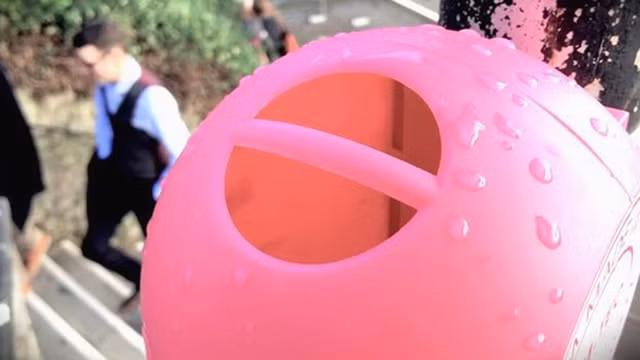 Thùng đựng bã kẹo cao-su tái chế Gumdrop. Ảnh: BBC