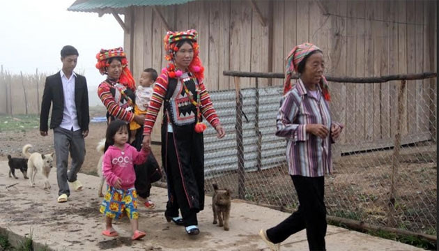 Từ sáng sớm người dân bản Tá Bạ, xã Tá Bạ đã đến các điểm bỏ phiếu để thực hiện quyền công dân của mình.