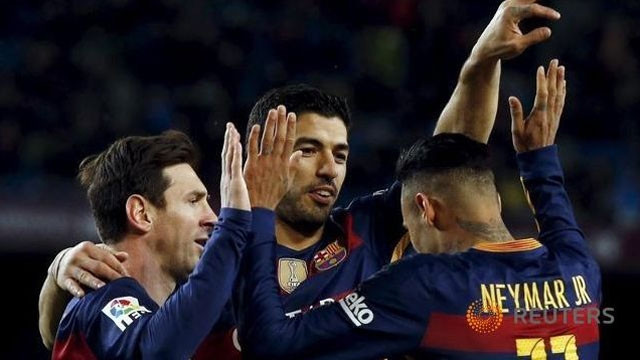 Messi, Suarez và Neymar ăn mừng bàn thắng vào lưới Celta Vigo (Ảnh: Reuters).