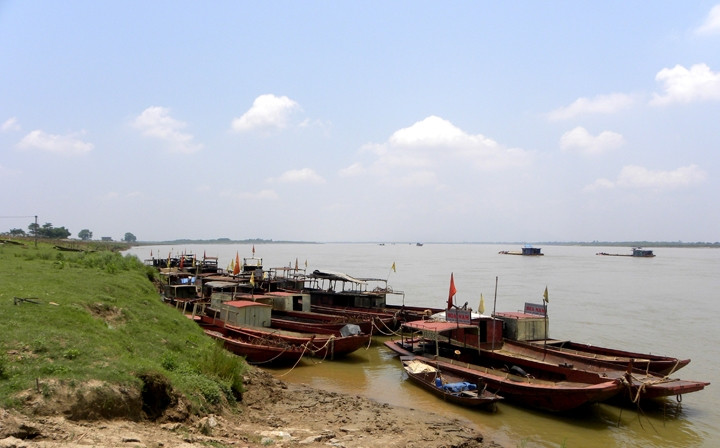 Đội tàu cứu hộ Hoa Nam trên sông Hồng. 