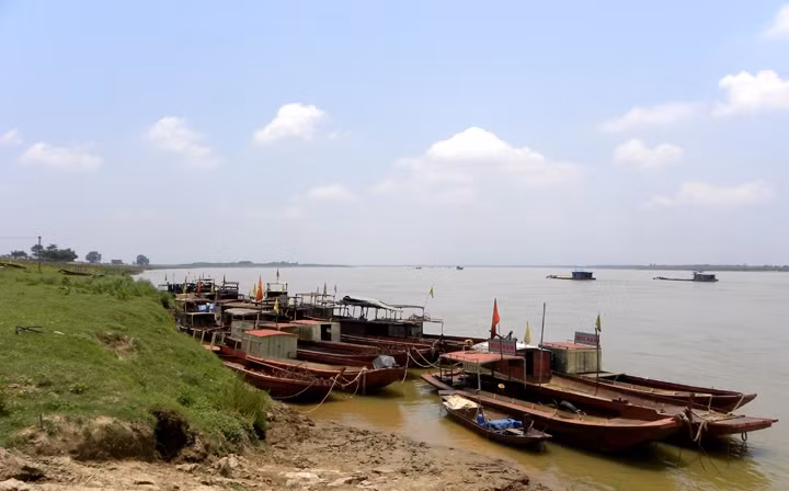 Đội tàu cứu hộ Hoa Nam trên sông Hồng. 