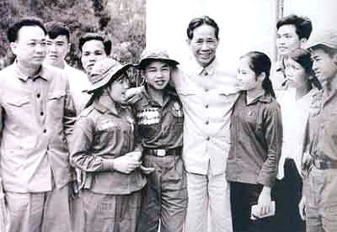 Ðồng chí Lê Duẩn với các dũng sĩ miền Nam (1972). Ảnh Tư liệu
