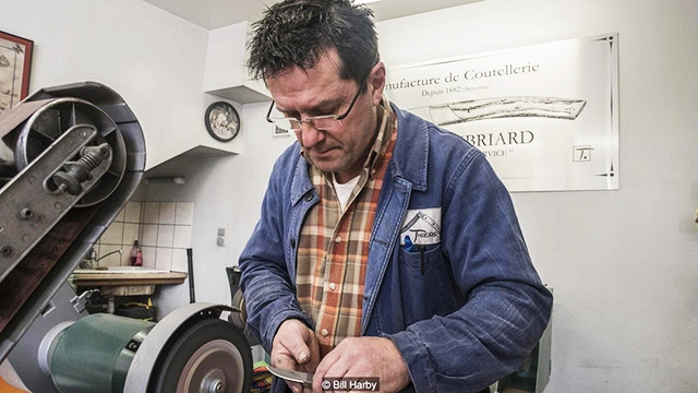 Nghệ nhân Dominique Chambriard chế tác dao tại xưởng. Ảnh: AFP.