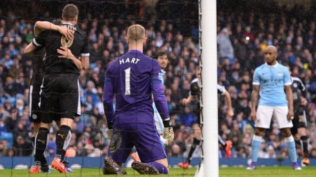 Thủ môn J. Hart phải ba lần vào lưới nhặt bóng trận này.