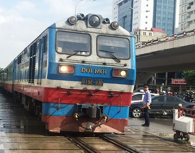 Công nhân trạm gác chắn Trường Chinh - Ngã Tư Vọng (Hà Nội) trực đón tàu Thống Nhất tại điểm giao cắt đường ngang qua đường sắt.