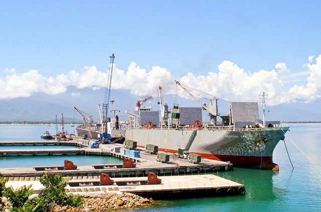 Bốc dỡ hàng tại cảng Chân Mây.  Ảnh: ÐỨC THANH