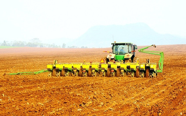 Nông dân đưa máy móc hiện đại vào sản xuất nông nghiệp tại vùng đất Phủ Quỳ (Nghệ An).