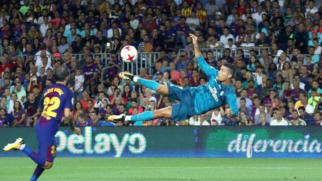 Ronaldo đã có một ngày thi đấu khó quên khi tiền đạo ngôi sao tỏa sáng đúng lúc giúp Real vượt ải Barca nhưng đồng thời cũng phải nhận chiếc thẻ đỏ đầu tiên trong 28 trận El Clasico. (Ảnh: Reuters)