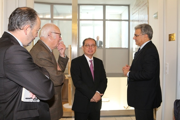 Đại sứ Nguyễn Ngọc Sơn trao đổi với Thị trưởng TP Poitiers, Alain Claeys.