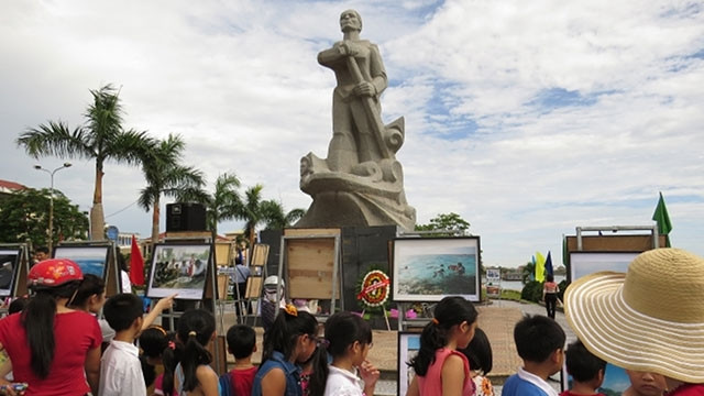 Bên tượng đài mẹ Suốt.