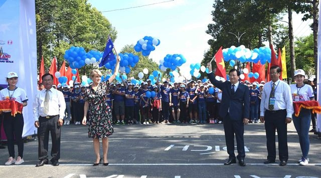 Phó Thủ tướng Trịnh Đình Dũng và Bộ trưởng Bộ Ngoại giao Úc Julie Bishop thực hiện nghi thức vẫy cờ xuất phát 