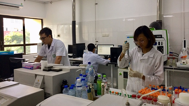 Các cán bộ Viện Hóa học thực hiện phân tích độc chất kim loại trong phòng thí nghiệm.
