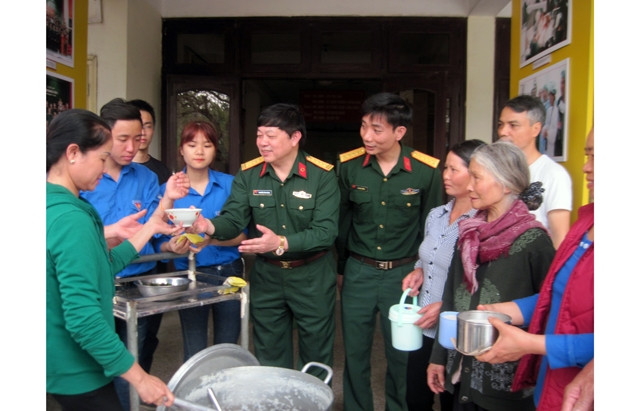 Cán bộ, bác sĩ Bệnh viện Quân y 103 (Học viện Quân y, Bộ Quốc phòng) phối hợp Nhóm "Vì người bệnh" phát cháo miễn phí cho các bệnh nhân.