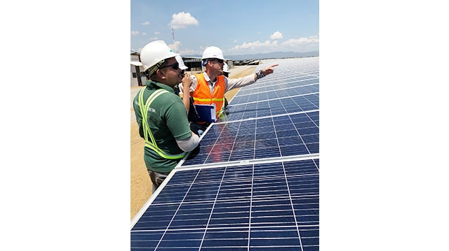 Chuyên gia nước ngoài nghiệm thu hệ thống pin năng lượng mặt trời.