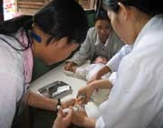 Y tá không đi găng tay: nguy cơ
mũi tiêm không an toàn.