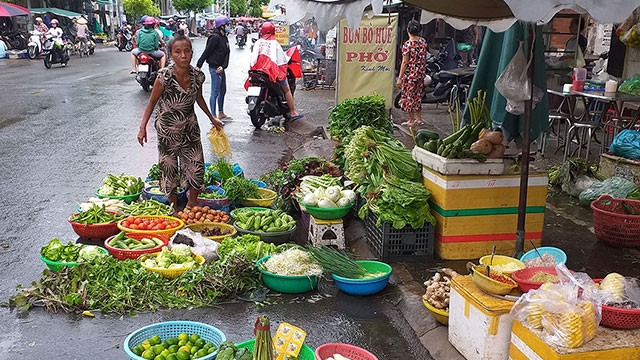 Bày hàng hóa chiếm vỉa hè, chiếm luôn cả lòng đường.