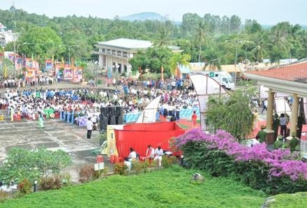 Đông đảo cán bộ, nhân dân đến dự Lễ kỷ niệm 51 năm Ngày hy sinh của nữ Anh hùng lực lượng vũ trang nhân dân Phan Thị Ràn