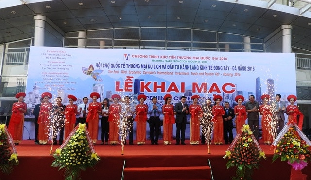 Lễ cắt băng khai mạc Hội chợ.