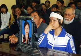 Cháu Trần Thanh Hằng (sinh năm 1998)
bên di ảnh của mẹ.