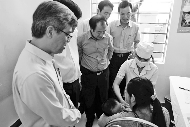 Đoàn công tác của Bộ Y tế và Tổ chức Y tế thế giới kiểm tra, giám sát công tác tiêm vắc-xin phòng bệnh cho trẻ em tại Trạm y tế xã Nghĩa Dõng, TP Quảng Ngãi (Quảng Ngãi).