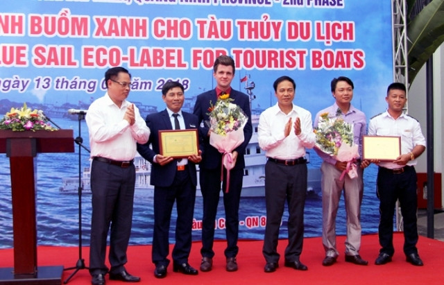 Trao chứng nhận và logo nhãn sinh thái Cánh buồm xanh cho hai tàu du lịch đầu tiên trên vịnh Hạ Long.