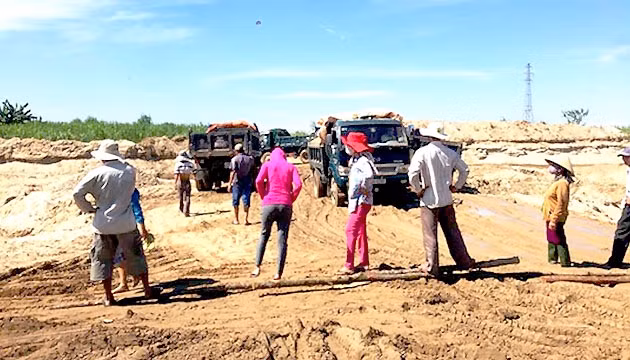 Người dân thôn An Phú, xã Tịnh An, TP Quảng Ngãi bức xúc đã ra chặn xe chở cát.