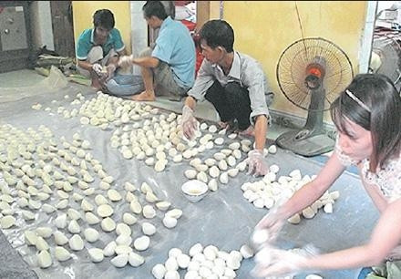 Làm bánh dày Quán Gánh tại làng Thượng Ðình (Thường Tín, Hà Nội).  