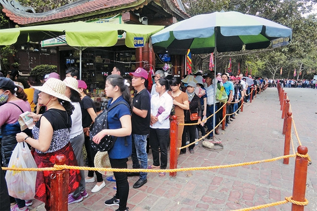 Mặc dù lượng khách đổ về Yên Tử rất đông nhưng mọi người vẫn xếp hàng trật tự chờ lên cáp treo.