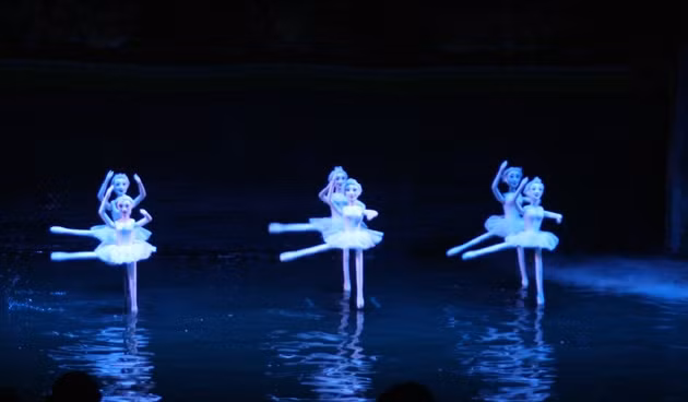 Vũ điệu Hồ Thiên Nga của các con rối nước.