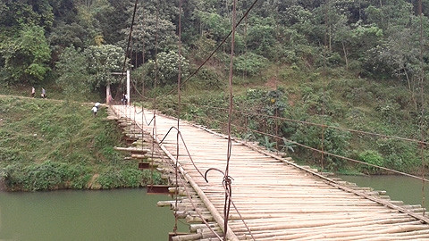 Cầu treo xóm Vỏ xã Xuất Hóa huyện Lạc Sơn (Hòa Bình) đã bị xuống cấp.