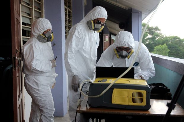 Cơ quan chức năng kiểm tra mức độ ô nhiễm không khí tại một trường học ở thị trấn Pasir Gudang (Ảnh: The Star)