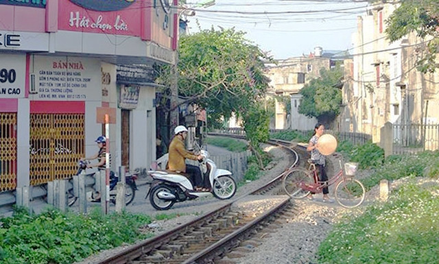 Đường ngang dân sinh trái phép trên địa bàn thành phố Nam Định. Ảnh: HẢI QUỲNH