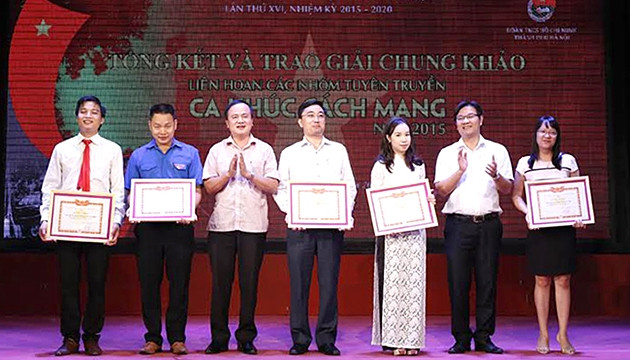 Đại diện lãnh đạo T.Ư Đoàn và Thành đoàn Hà Nội trao giải A cho các đơn vị đoạt giải.