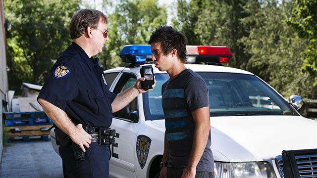 Cảnh sát Mỹ kiểm tra nồng độ cồn của lái xe. Ảnh: VERYWELL MIND