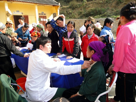 Cán bộ Ðồn Biên phòng Phiêng Pằn phối hợp Viện Quân y 103 tổ chức khám, chữa bệnh cho nhân dân xã Phiêng Pằn. 