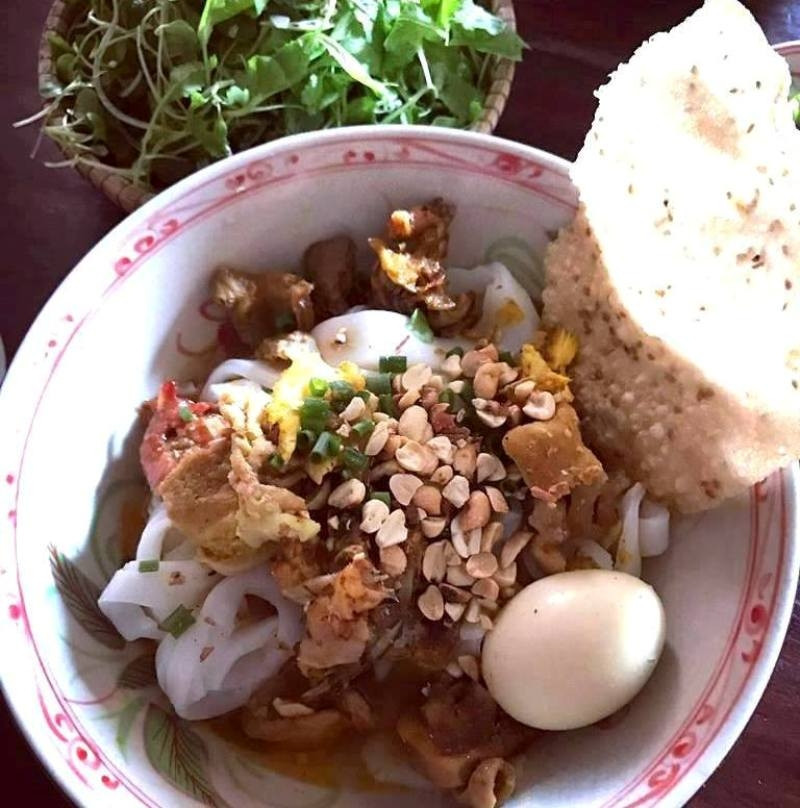 Nhắc đến Đà Nẵng, thực khách không nên bỏ lỡ mì Quảng. Sợi mì dày, cứng, to thô là nét đặc trưng tạo ra cái hồn cho món ăn. Mì Quảng không có nguyên liệu “cố định”, mà rất đa dạng: Mì Quảng sườn non, 