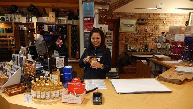 Chị Kim Anh luôn tươi cười tại nơi làm việc.