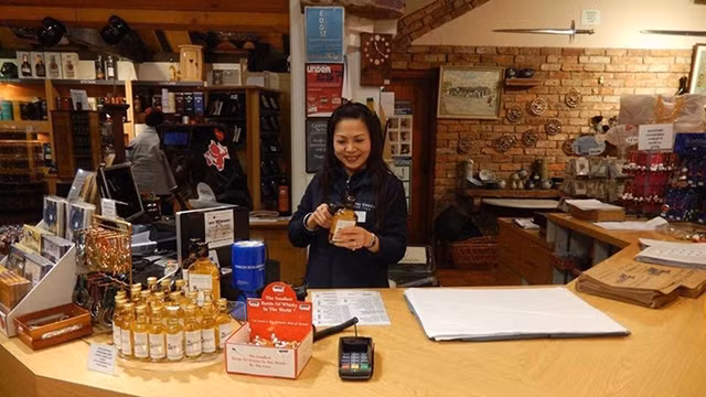 Chị Kim Anh luôn tươi cười tại nơi làm việc.