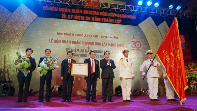 Vinataba đón nhận Huân chương Độc lập hạng nhất.